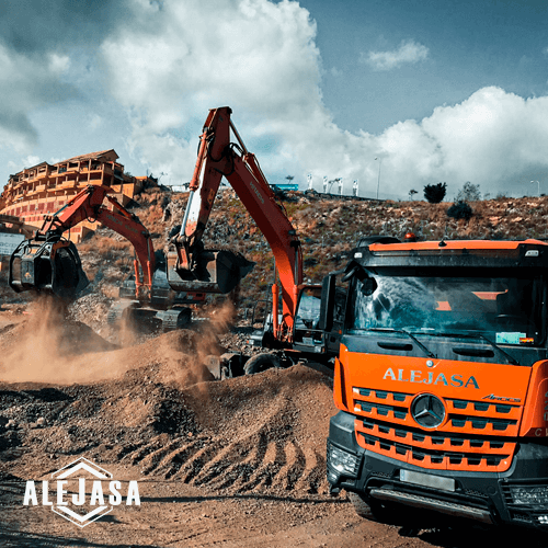 camión y excavadora en la obra del enlace de la ma-20