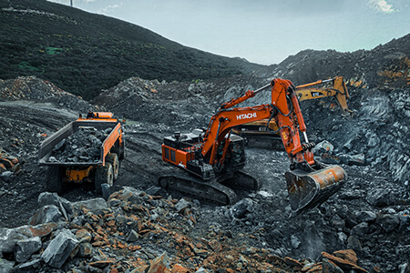 maquinaria pesada realizando excavaciones