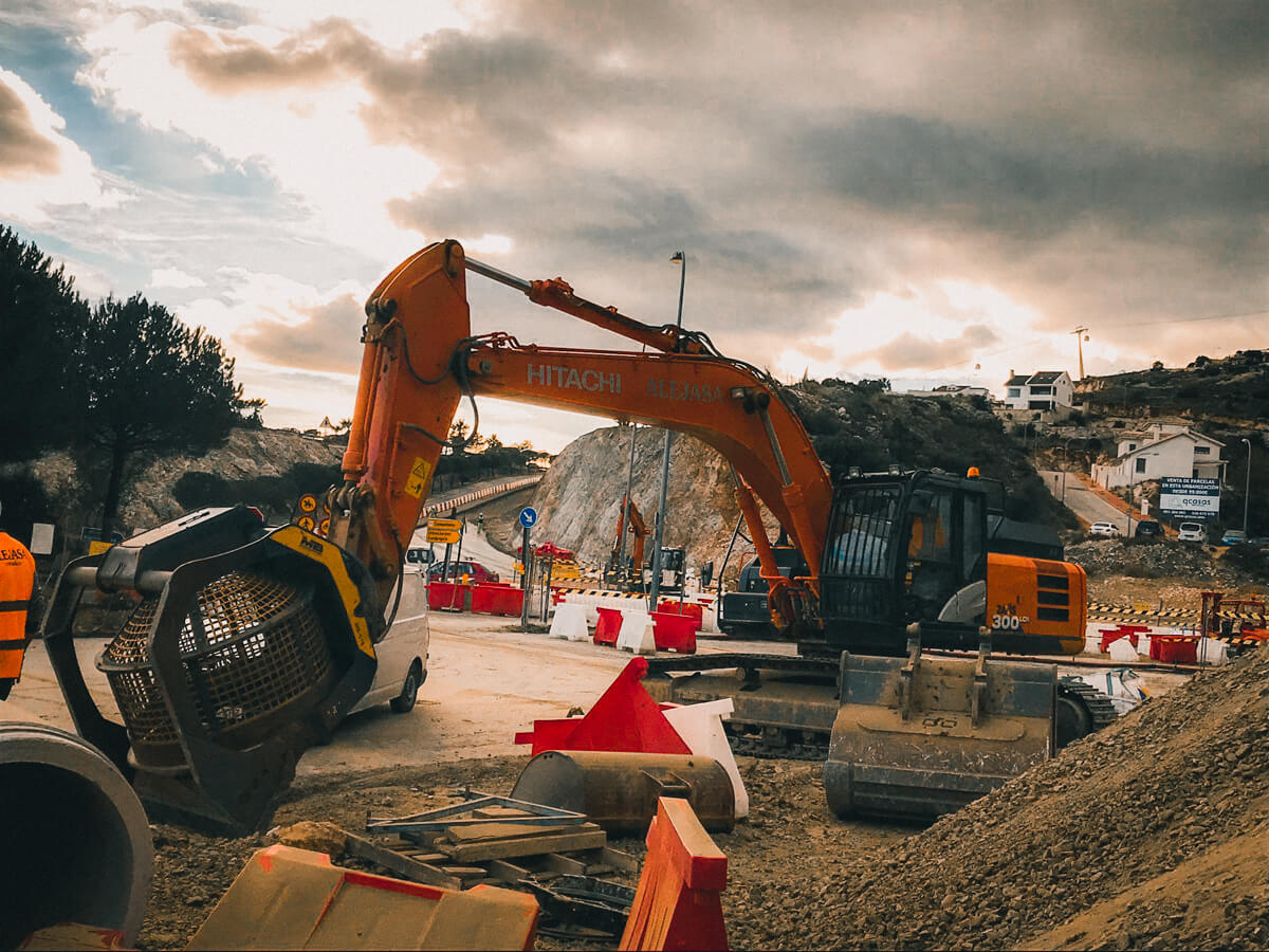 Excavadora Hitachi 300 y cribadora trabajando