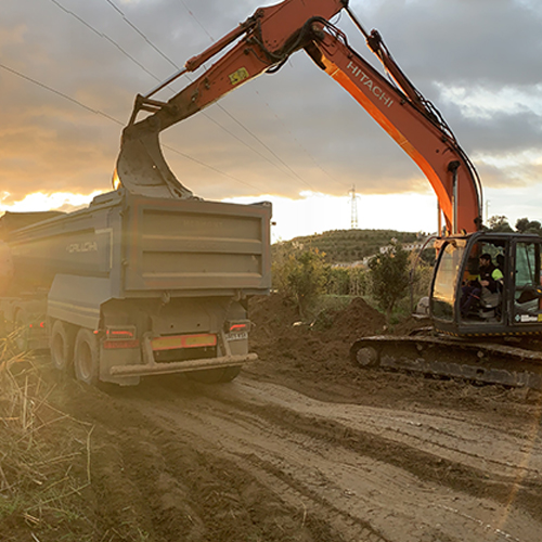 Excavadora cargando camión en Las Albercas