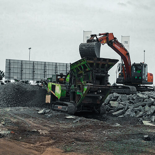 Excavadora y molino trabajando en la UMA