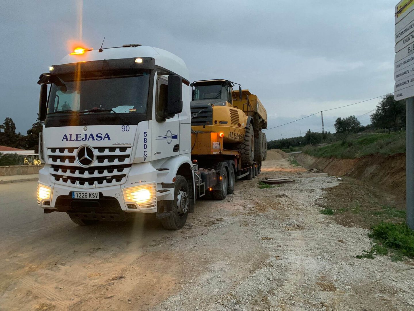 Camión góndola con lagarto