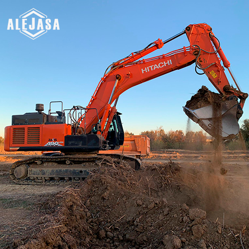 Excavadora Hitachi trabajando en las obras de defensas del río Guadalhorce